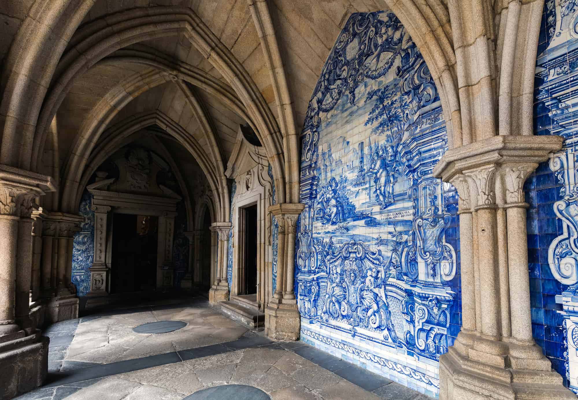 Bức tường Cloister của Nhà thờ Porto (Ảnh: Vladimir Korostyshevskiy / Shutterstock)