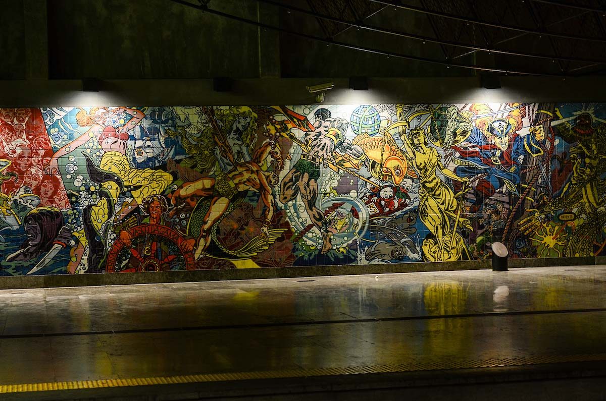 Bức tranh tường Azulejo của Erró ở ga tàu điện ngầm Oriente, Lisbon (Ảnh: Marina J / Shutterstock)