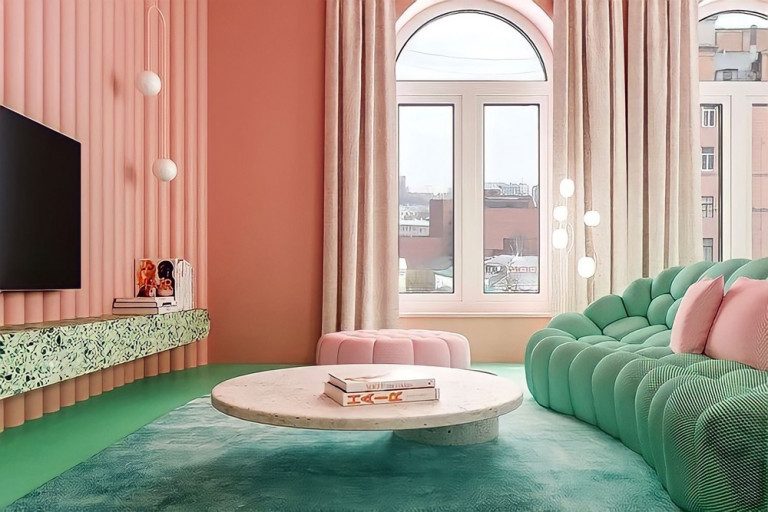 Căn phòng màu hồng phối cùng màu xanh khiến cho tổng thể dịu mắt. Ảnh: Designboom.