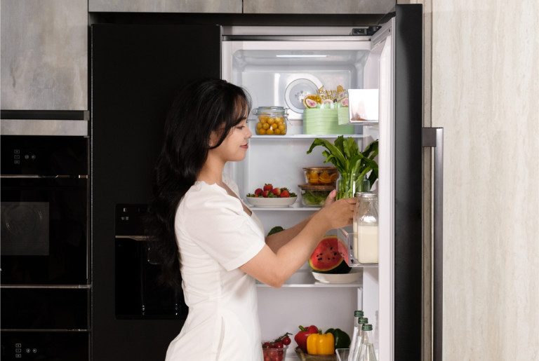 Điều chỉnh nhiệt độ thích hợp, giúp thực phẩm tươi lâu hơn và tiết kiệm điện năng tiêu thụ