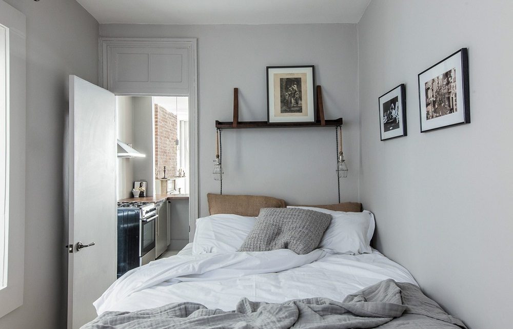 Phòng ngủ dễ chịu, thoải mái và không quên đi những khung tranh tạo điểm nhấn cho những bức tường.  