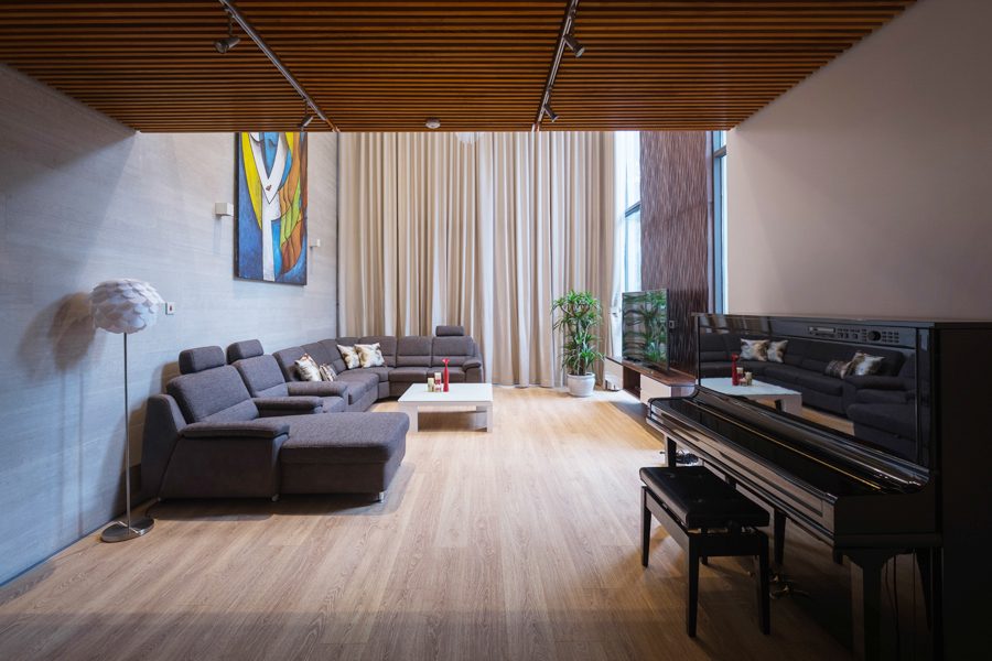 Mặt tiền của nhà còn sử dụng kính khổ lớn hai lớp giúp cách âm, cách nhiệt. Phòng khách với không gian thông tầng tạo tầm nhìn cao và rộng.