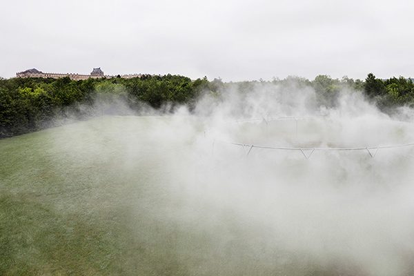 “Sương mù tập hợp”, 2016 | Thép, nước, vòi phun, nghệ thống bơm nước.