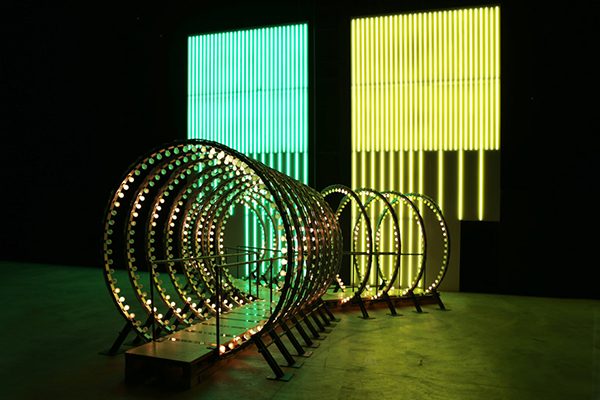 “Y”, 2003 | Bóng đèn nóng sáng, bộ kiểm soát kĩ thuật số, nhôm, biển báo phát quang ở hai đầu, gỗ, thép, gương.