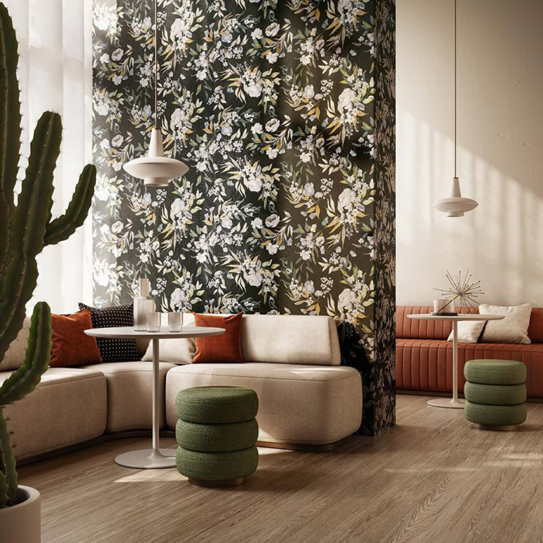 Mảng tường gạch porcelain họa tiết hoa lá đang dần thay thế giấy dán tường, phối hợp hài hòa với nội thất gỗ, da, vải lanh theo biophilic design.
