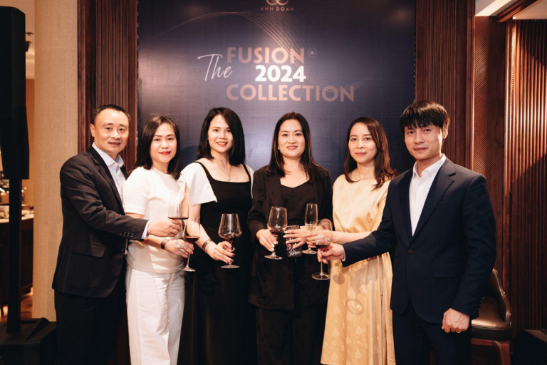 Chủ tịch Đoàn Nguyễn (ngoài cùng bên phải) cùng các khách mời, đối tác tại sự kiện